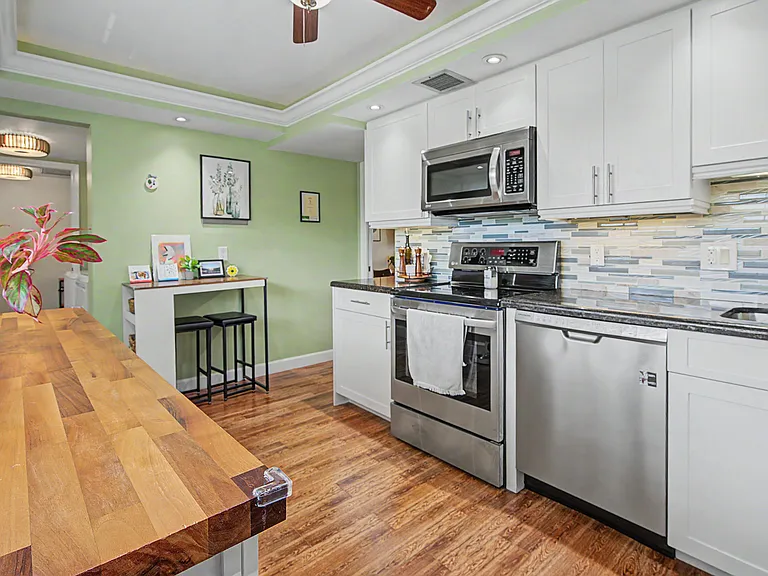 3930 Oaks Clubhouse Dr #304 — Photo 13
