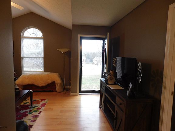 5th image of 301 Holly Marie Dr