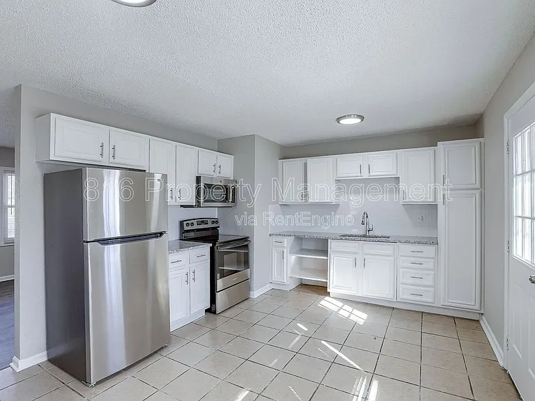 11201 Crystal Ave — Photo 3