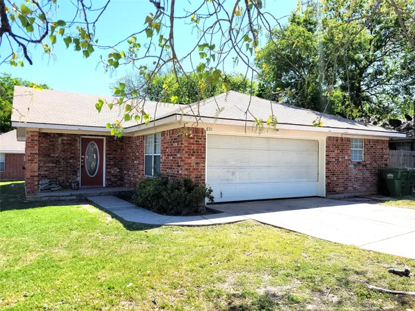 651 Meadow Park Dr, White Settlement, TX 76108