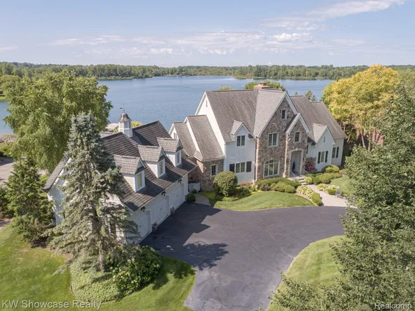 4334 Terra Ridge Dr, Milford, MI 48381