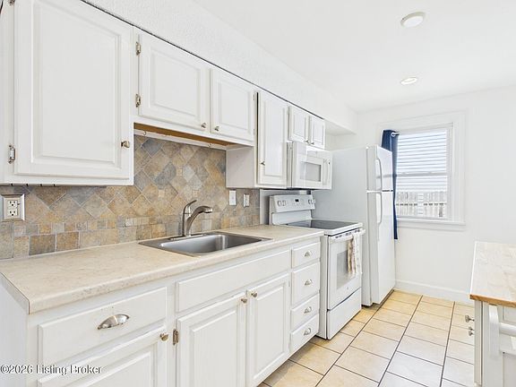 4th image of 626 Washburn Ave
