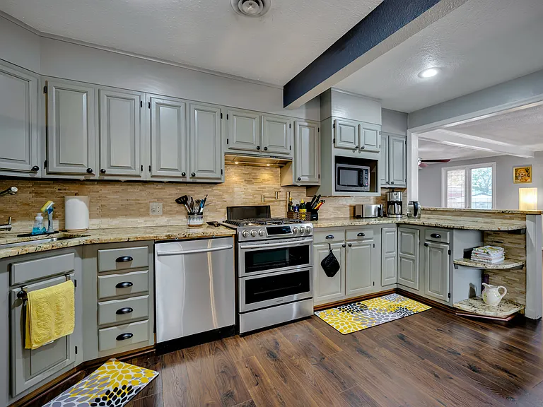 4620 Larkin St — Photo 3