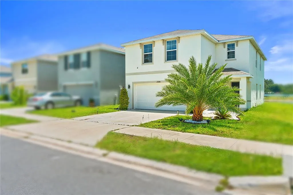 4 bed, 2.5 bath, 2238 sqft, $2,300 — Photo 2
