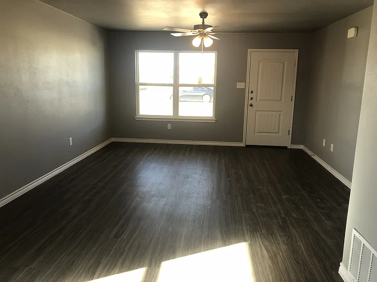 1818 Castroville Trl #B — Photo 3