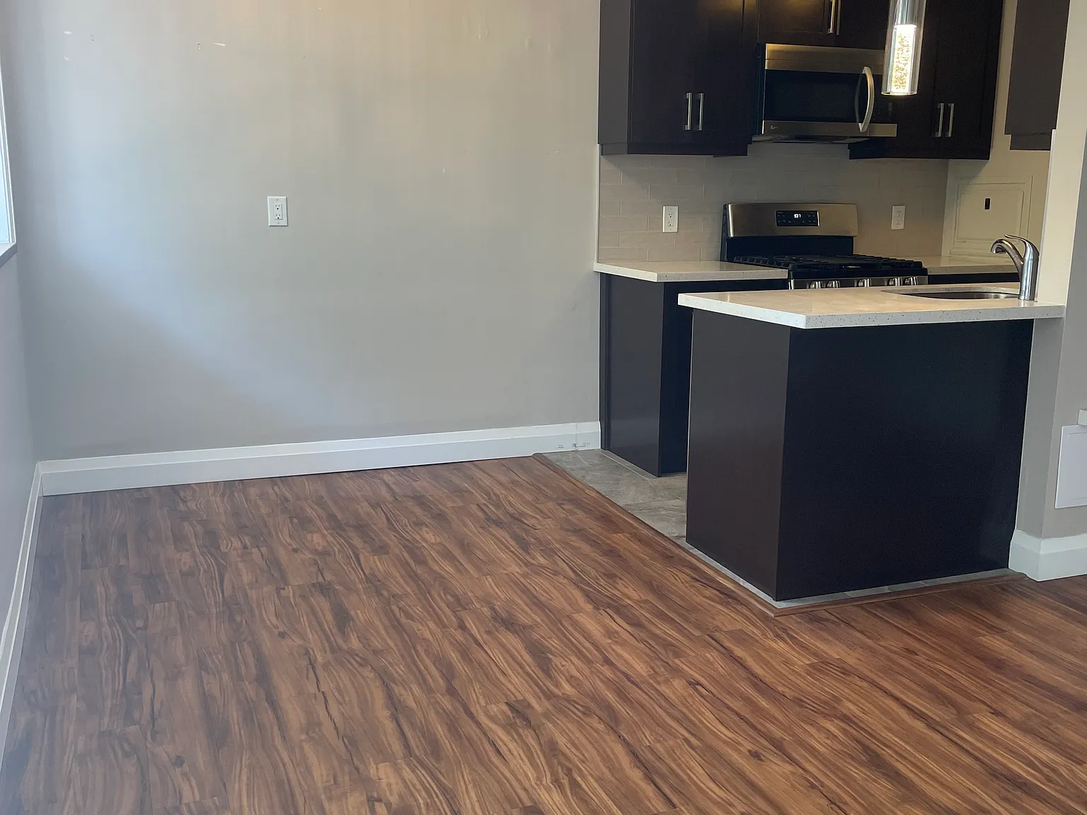 Stylish 1-Bedroom with Large Private Balcony Near Bayfront Park — Photo 3