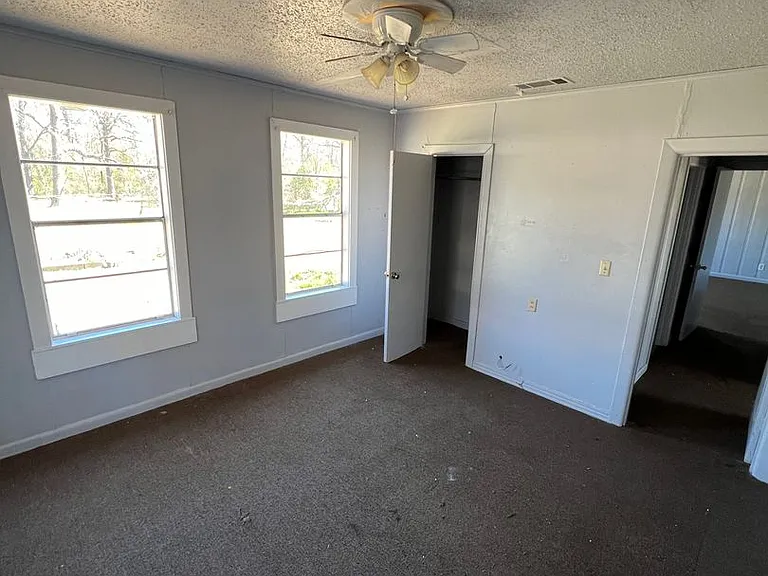 3233 Riviera St — Photo 9