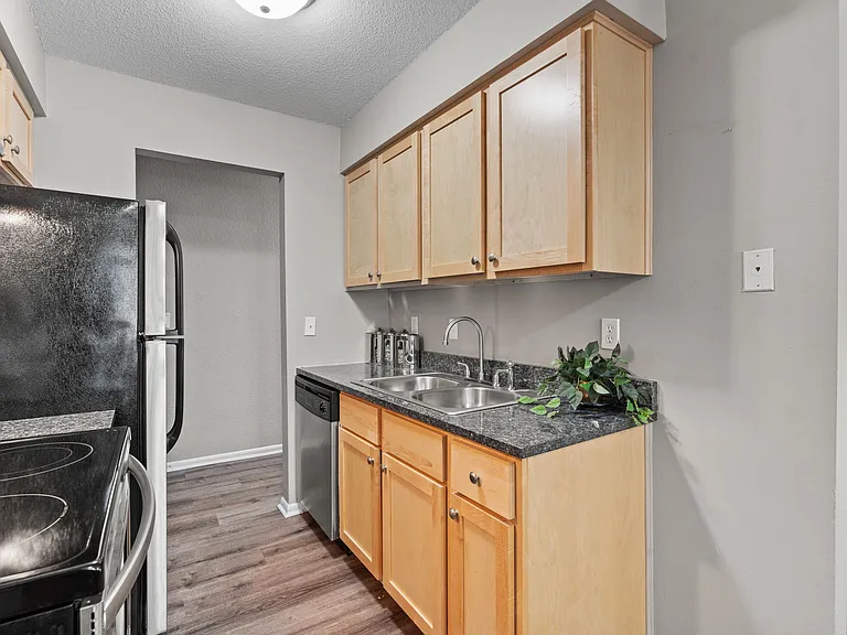 Granite Ridge Apartments — Photo 9