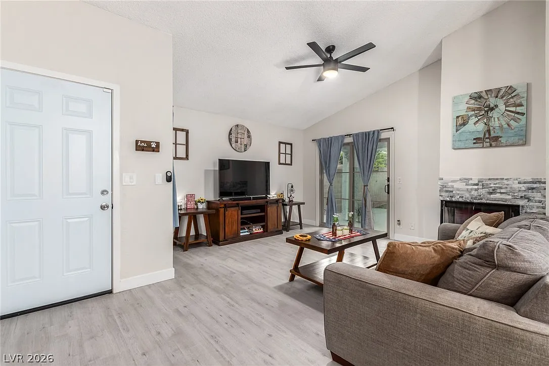 2 bed, 2.0 bath, 1168 sqft, $1,800 — Photo 2