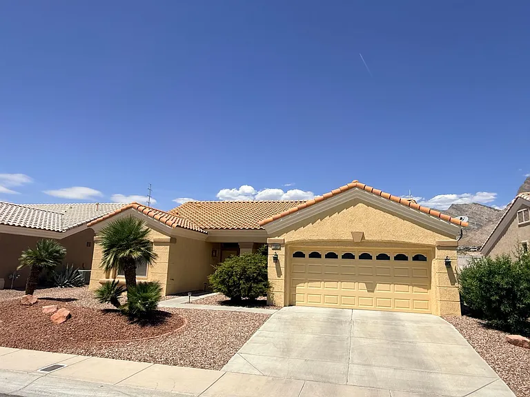 2337 Sun Cliffs St — Photo 2