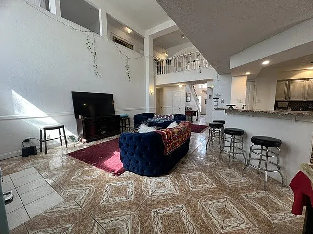 6 bed, 2.5 bath, 3990 sqft, $3,500 — Photo 3