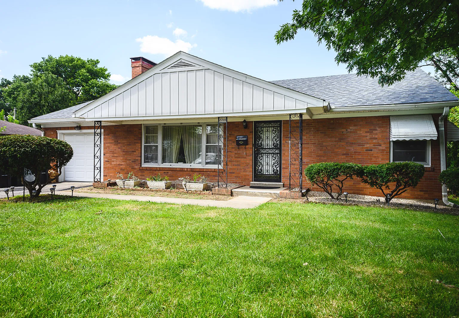 3 bed, 1.5 bath, 1800 sqft, $1,900 — Photo 1