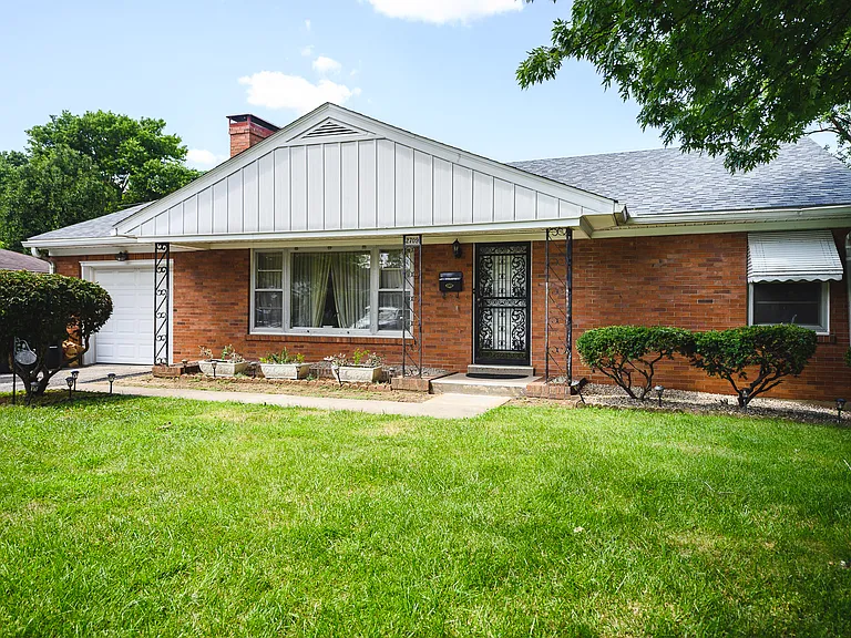 2709 Goldsmith Ln — Photo 1