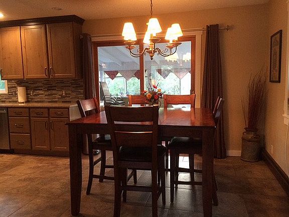 Dining Room (sunroom behind)