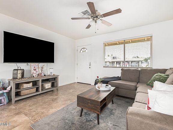 3rd image of 8819 W GLENROSA Avenue