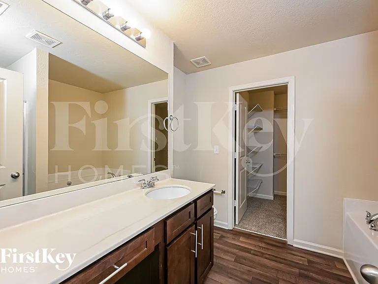 323 Darling Ln — Photo 12