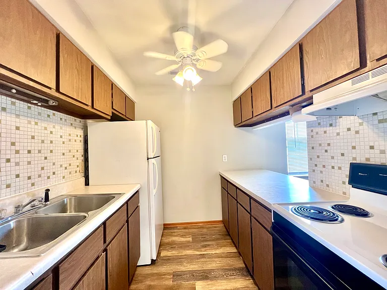1111 Express Dr #4 — Photo 6