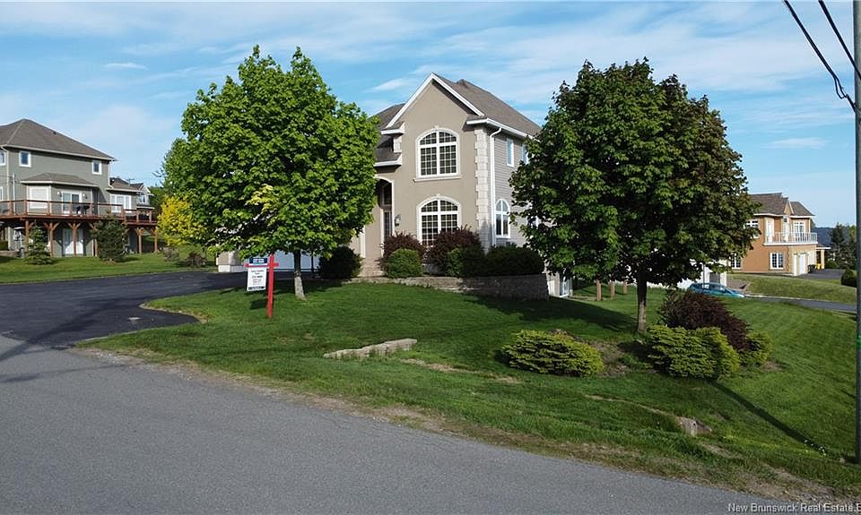 1st image of 4 Admiralty Dr