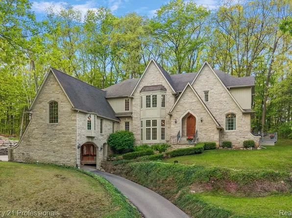 6705 College Park Dr, Clarkston, MI 48346