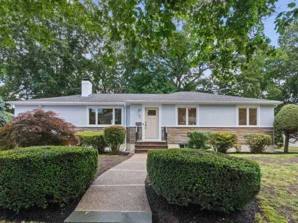 94 Selwyn Rd, Newton, MA 02461