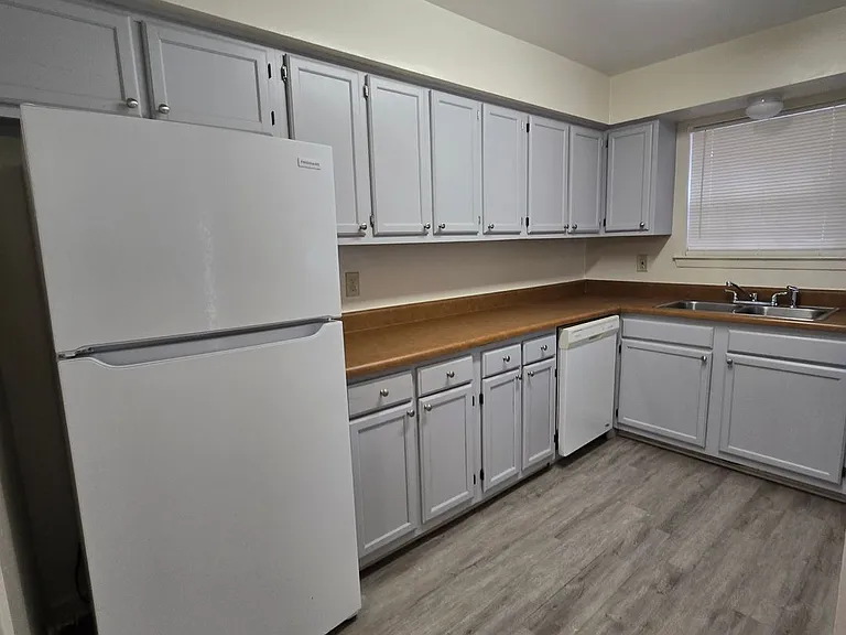 8469 Governor Dr — Photo 20