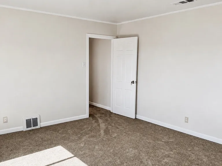 27-29 Iris Ave — Photo 20