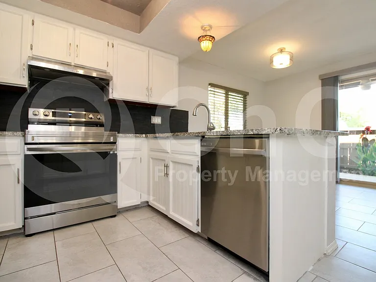 1931 N Camino Alicante — Photo 4