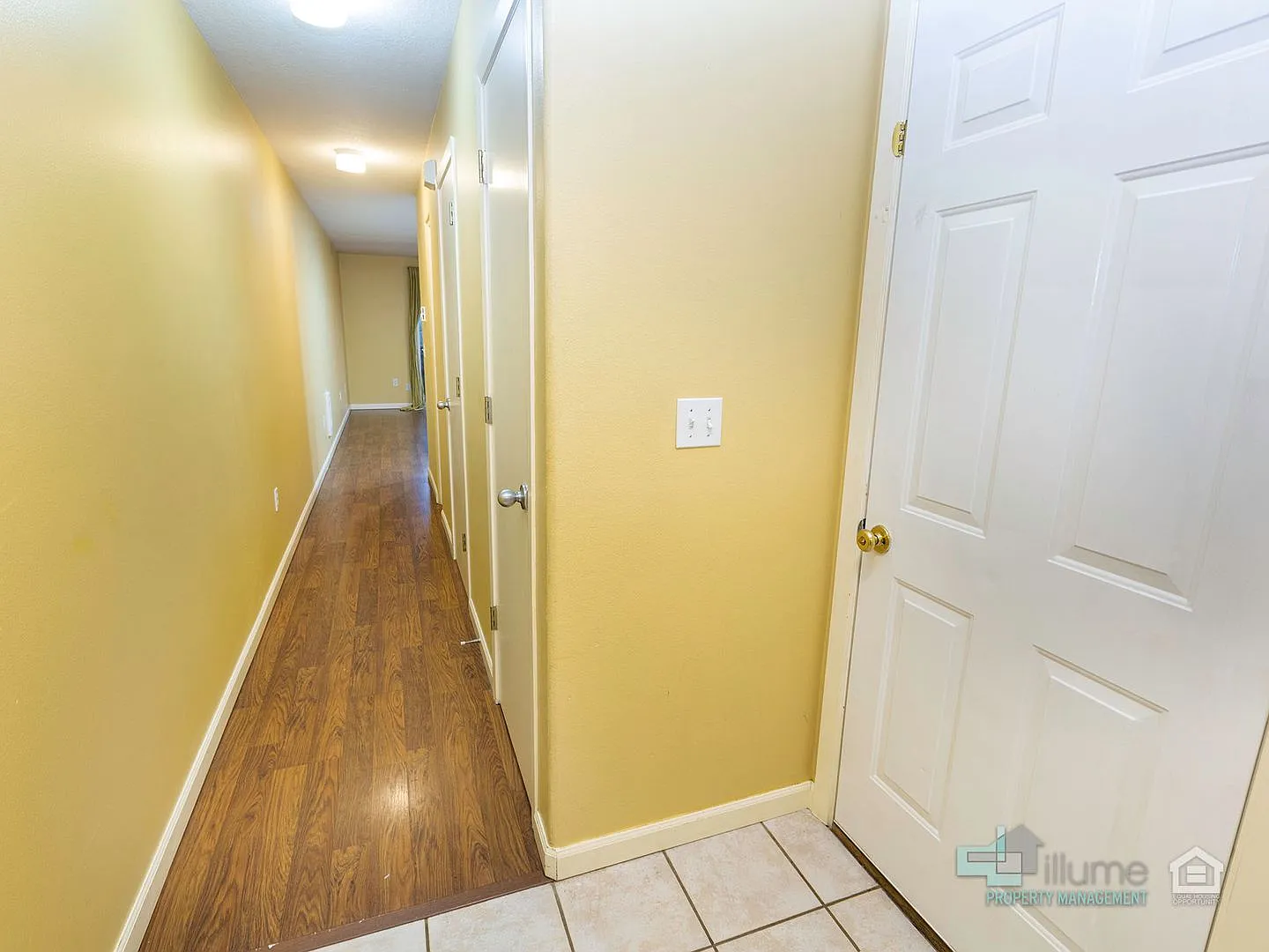 Bright & Spacious 2-Bedroom End Unit Townhome in Desirable Woodstock Neighborhood! — Photo 2