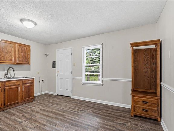 4th image of 4064 Truman Ave