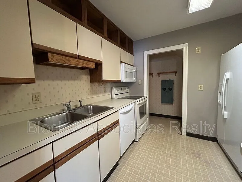2 bed, 2.5 bath, $1,150 — Photo 2