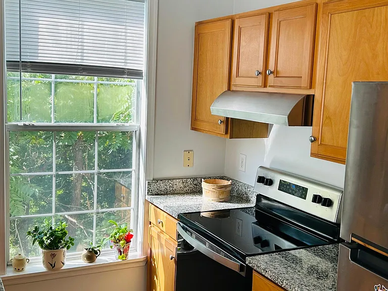 Remodeled kitchen, fully stocked,views of the river