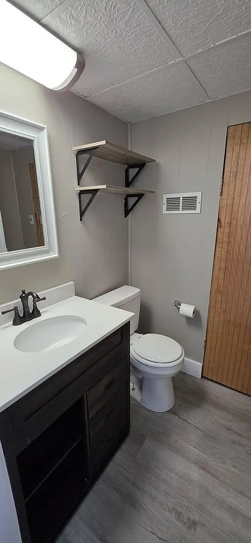 Charming 3BR House in Oswego — Photo 2