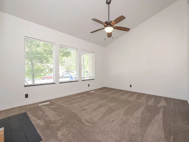 1356 E Merritt Cir — Photo 3