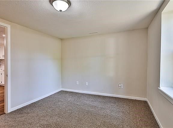 4th image of 801 S Woodbury St
