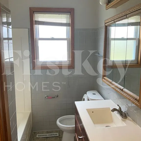 422 Granville Ave — Photo 10