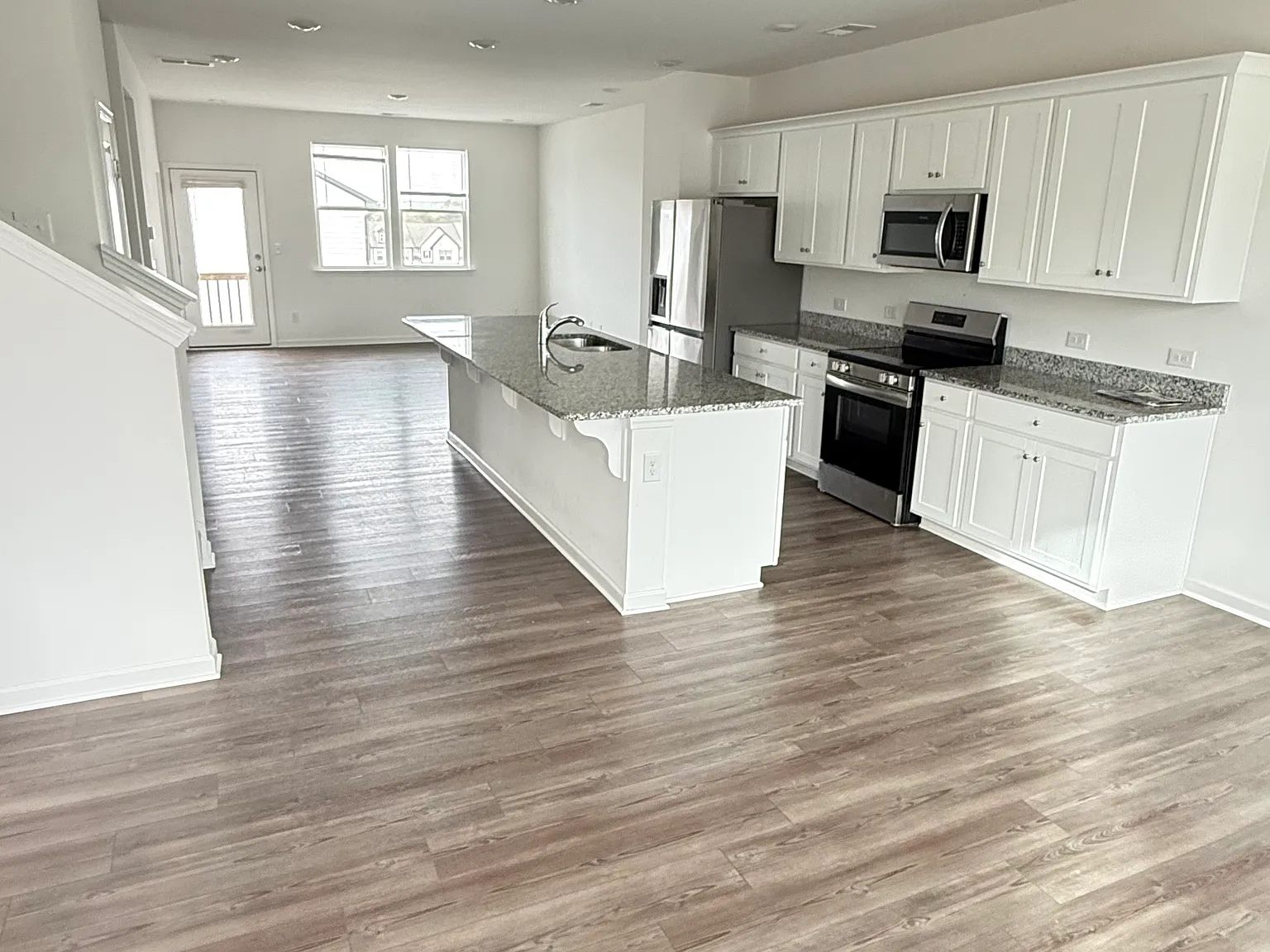 3 bed, 3.5 bath, 2265 sqft, $2,000 — Photo 3
