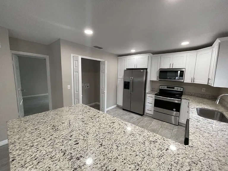 323 W Belmar St — Photo 4