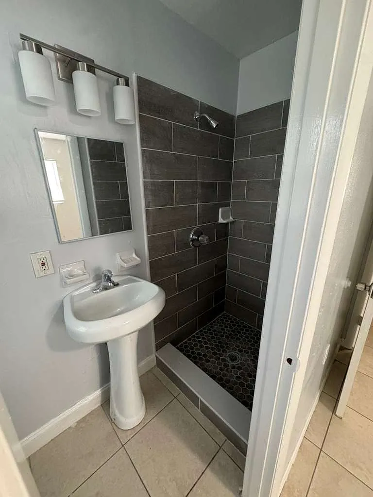 3 bed, 946 sqft, $2,100 — Photo 4
