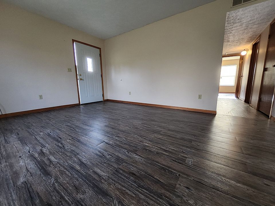 1st image of 220 Heritage Cir