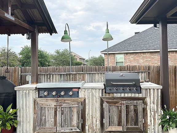 4th image of 421 Locksley Ct