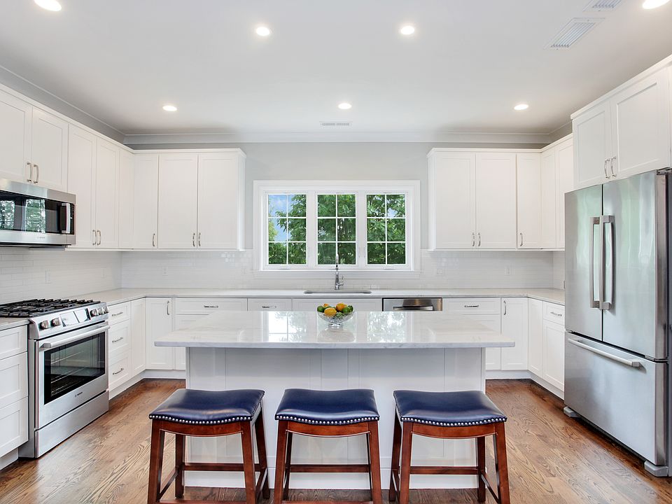 Center kitchen island, fully equipped kitchen