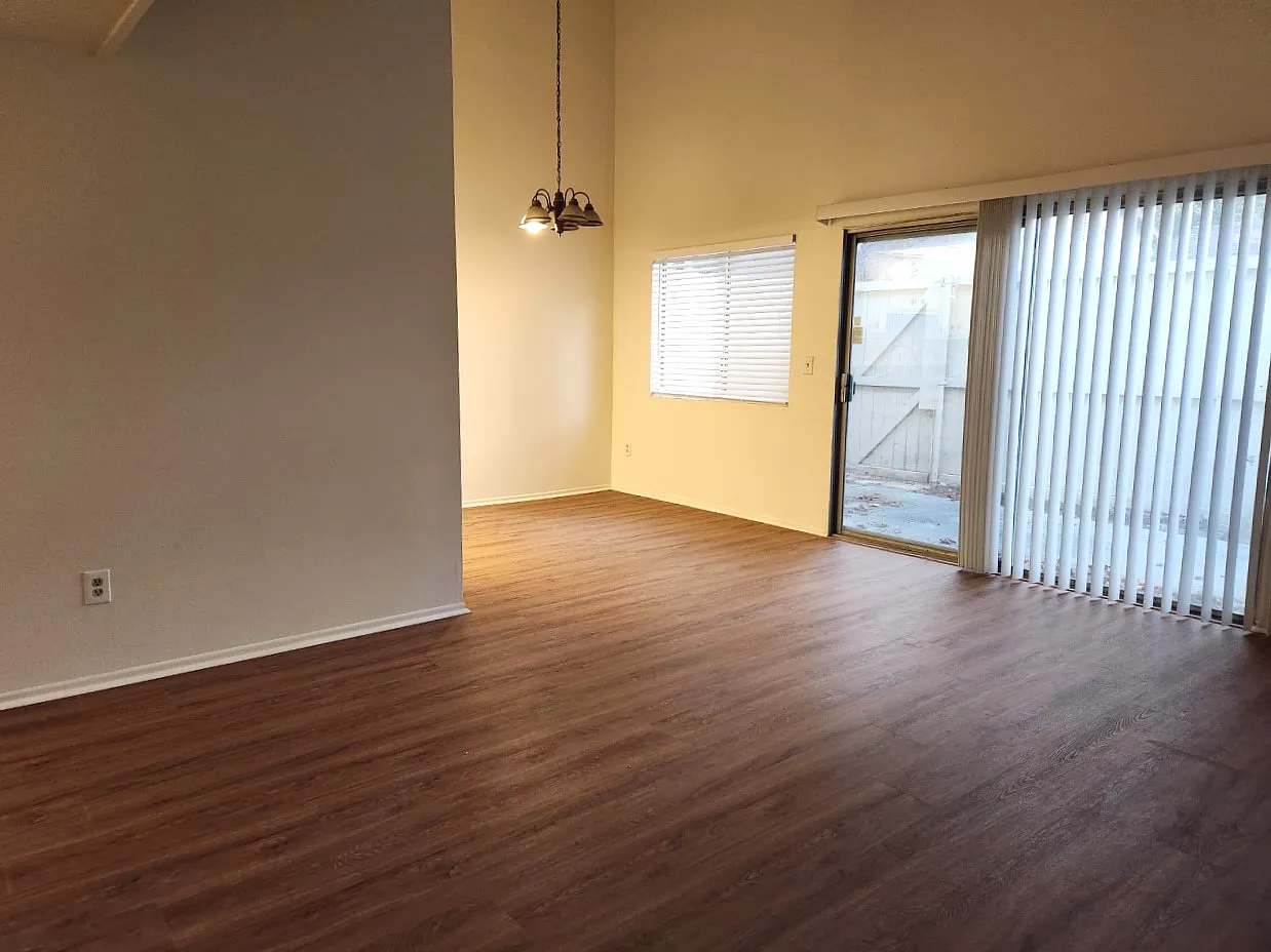 2 bed, 994 sqft, $2,400 — Photo 3