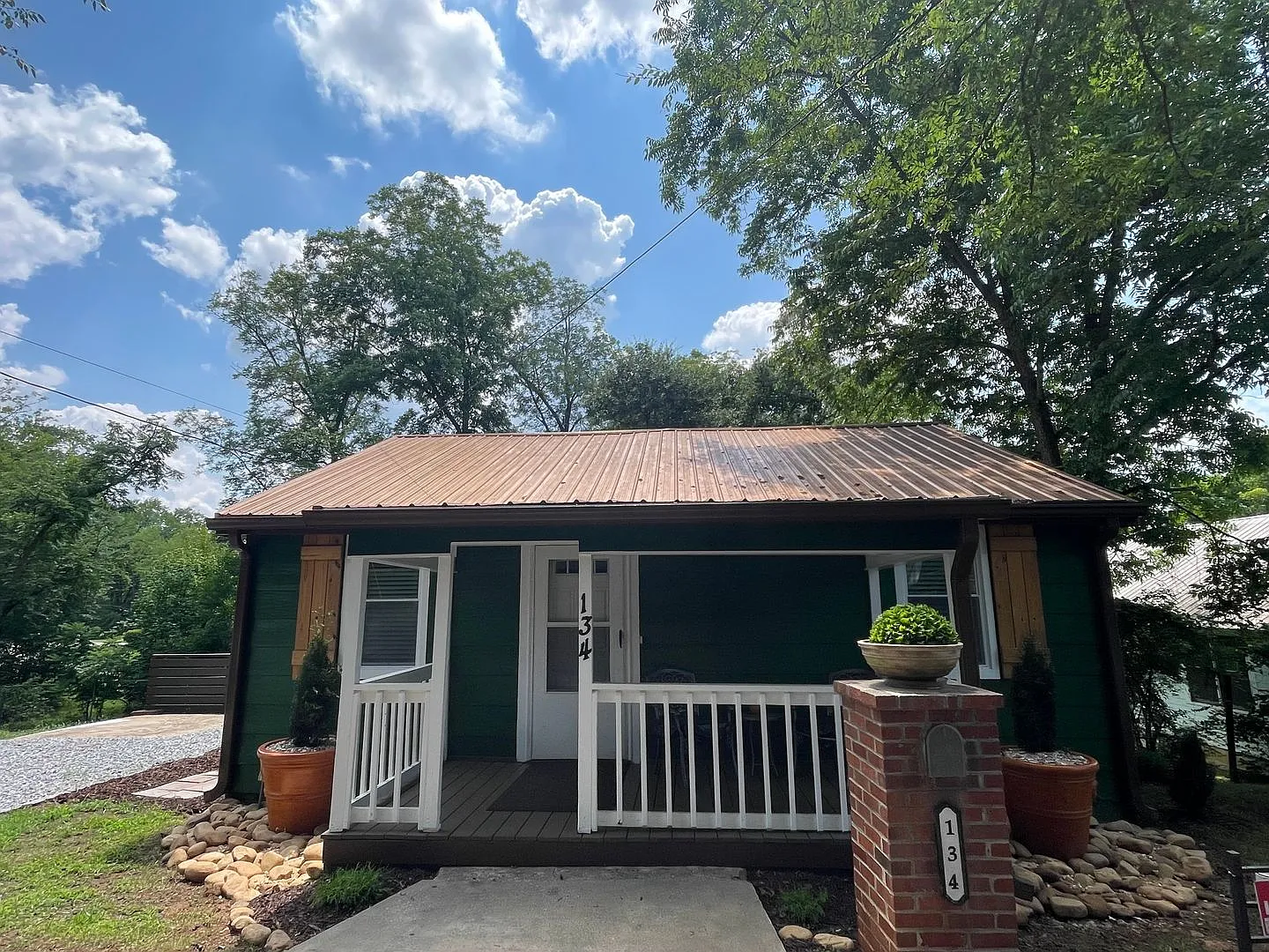 Charming Fully Renovated 2BR/1BA Near Both Hospitals Washer/Dryer Included! — Photo 3