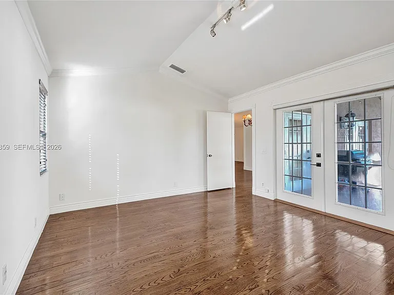 658 Stanton Dr — Photo 34