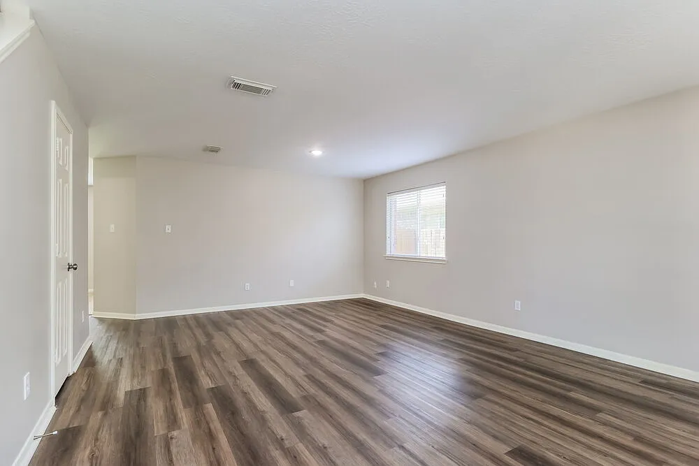 4 bed, 2.5 bath, 2349 sqft, $2,280 — Photo 4