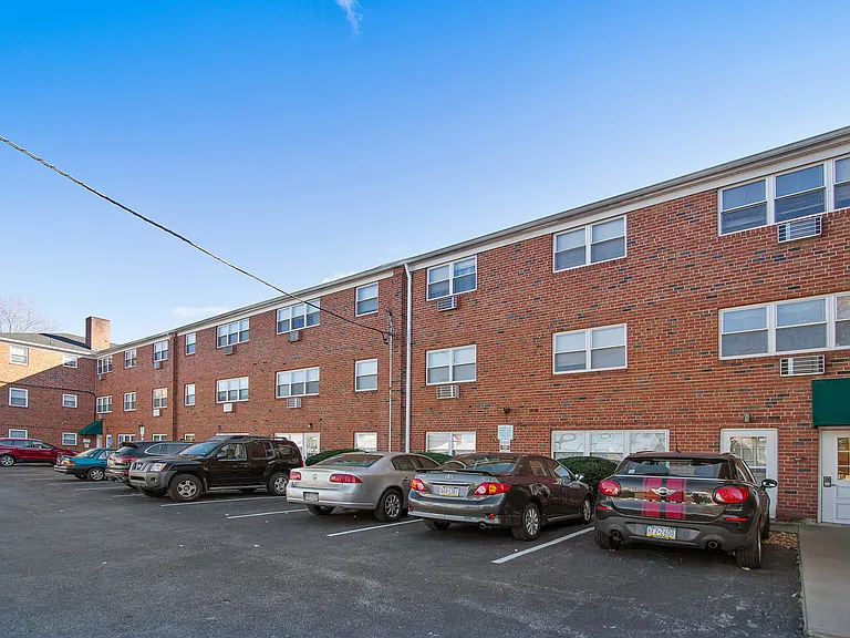 Janwood Apartments — Photo 4