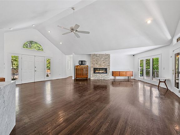 3rd image of 118 Beacon Ridge Cir