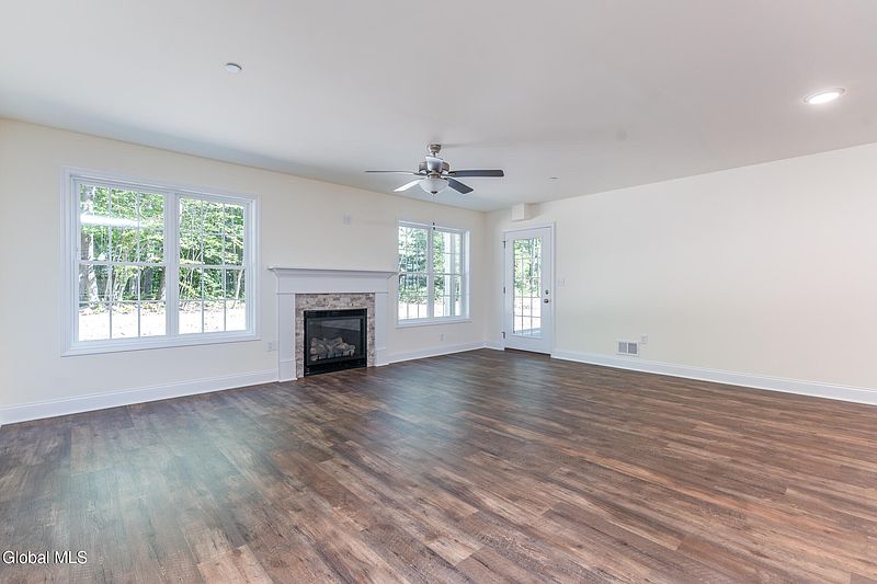 4th image of 9 Hawthorne Drive #B