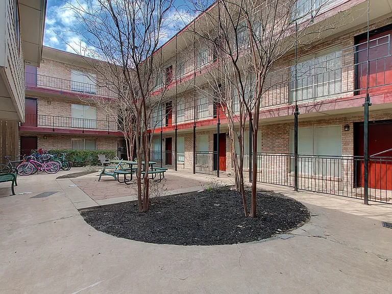 2207 Leon St #103 — Photo 17