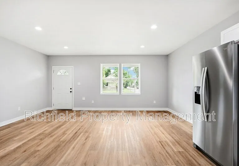 2034A E Maryland St — Photo 11